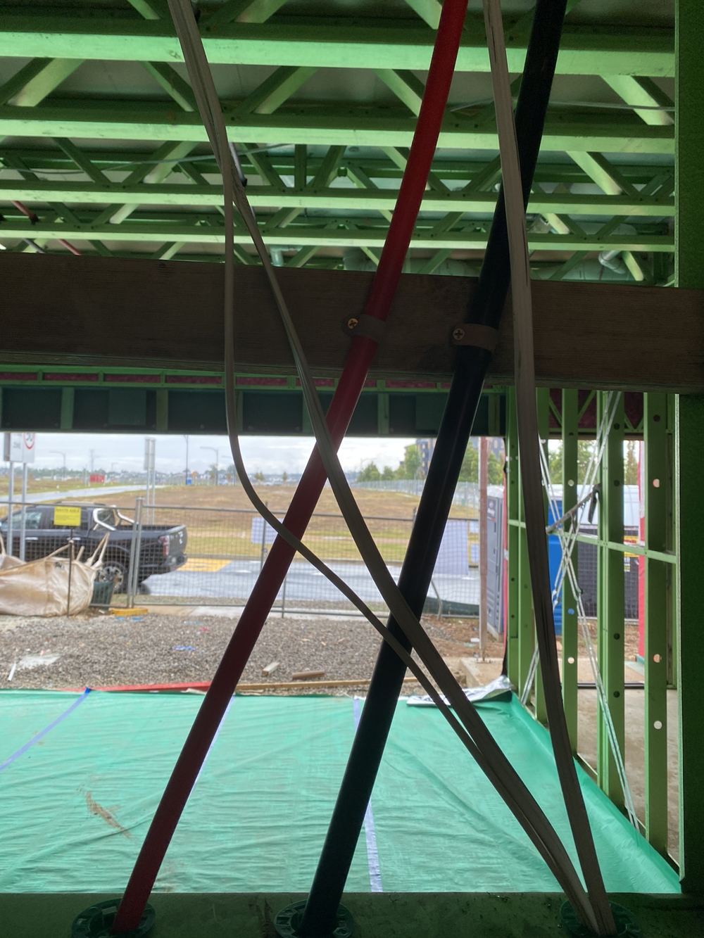 The 25mm gap between cables and hot water pipes